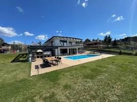 Luxury Villa Rafaela Οικογενειακή βίλα με ιδιωτική πισίνα, BBQ κ παιχνίδια Ιδανική για οικογένειες με παιδια