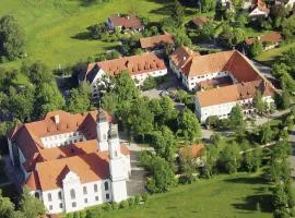 Ferienwohnung KIostermühle Irsee - Parkplätze, Spielplatz, Biergarten, Badesee, E-Auto Ladepunkt