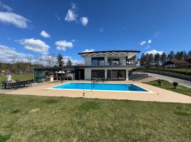 Luxury Villa Rafaela Οικογενειακή βίλα με ιδιωτική πισίνα, BBQ κ παιχνίδια Ιδανική για οικογένειες με παιδια, ξενοδοχείο στα Γρεβενά