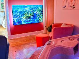 The Orange Fox Lux Room and Hot Tub at The Grumpy Schnauzer Guest House, khách sạn ở Airdrie