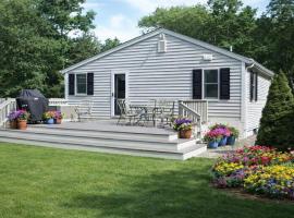 Cape Lake Private Beach Fire Table, hotell sihtkohas Plymouth