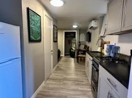 Downtown Eureka, 1 Queen bed, full kitchen, free parking