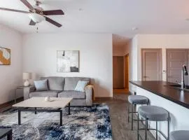 Landing Beautiful 2BD Courtyard