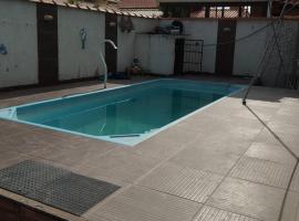 사콰레마에 위치한 호텔 Casa com piscina e área gourmet próximo à praia