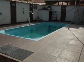 Casa com piscina e área gourmet próximo à praia