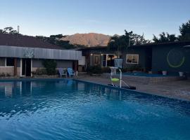 Isabella Hostel and Pool, hotel v mestu Alto Boquete
