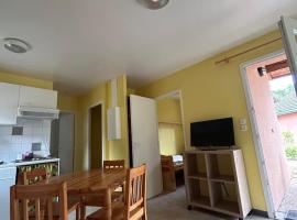 Chalet dans écrin de verdure: Saint-Geniez-dʼOlt şehrinde bir otel