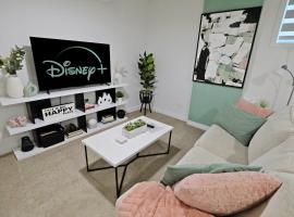 King Bed Disney Long Stays Garage Airport, hotel in Edmonton