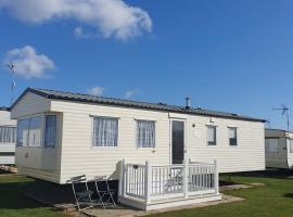 Coastal Comfort And Value Atlas Holiday Home, Just 2-Min Walk to Beach & Entertainment, Spacious & Budget-Friendly Bed Linen & Towels Included, Free Wifi, Hotel in Jaywick Sands