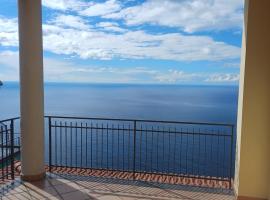 Nonna Elvira holiday house، فندق في فوروري
