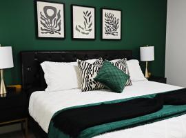 BoHo Modern Retreat King Fireplace Disney, hotel in Edmonton