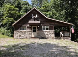 Hocking Hills Half Stoned Cabin in the Woods, hotel din Nelsonville