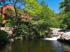 Beautiful River-front Villa with Natural Pool, хотел в Соред