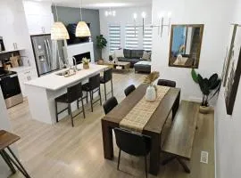 Chic Modern Home,King Bed,Fireplace,Disney