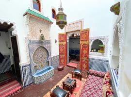 Évasion Authentique - Riad 4 Suites - Wi-Fi & Climatisation - Terrasse avec vue panoramique sur la Médina, Hotel in Fès