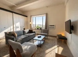 Westown Studio Apt Near Fiserv, Baird, and Theater District