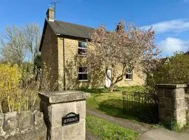 New! Detached and Spacious Peak District house in Baslow, 8 Guests