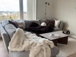 Modern Home with patio, short distance from city centre