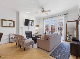 Heart of East Village 2-Bed 2-Bath Peaceful Oasis condo, khách sạn ở Chicago