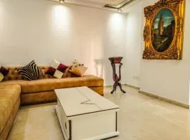 City Center Apartment Steps from the Beach شقة ممتازة خطوات فقط عن البحر ووسط المدينة