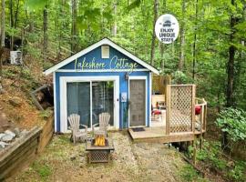 Cottage by the lakeshore with a private hot tub, hotel sa Landrum