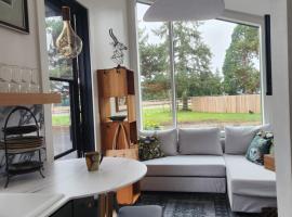 The Roost at Hidden Owl Farmstead - Luxury 1 Bdrm Cottage near Wineries and Lake, hotel a Eugene