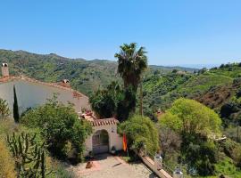 Lovely Two Bedroom Finca in Nature, near Malaga, готель у місті Moclinejo