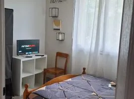Chambre privée dans Maison au Quartier Calme