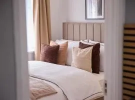 Modern 2 Bedroom House, Sleeps 4 , Garden & Parking, Easy Access to Central London