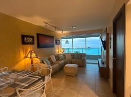 Condo with pool and private beach, Hotel in La Libertad