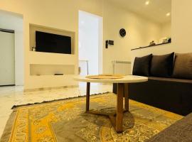Quiet family apartment in house in Stidia, beach, hotell i Stidia