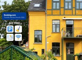 Charming Heritage Townhouse, hotell i Odense