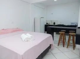 Estúdio espaçoso com sacada e cama king no centro