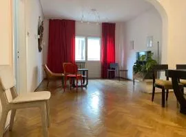 Arghezi 4 Rooms Vintage Luxury Apartment