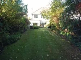 Charming Homestay, Finchley, London - For female solo travellers or females with family, couples or friends