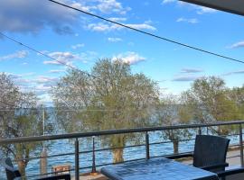 Serene beach house, hotel a Diakopto