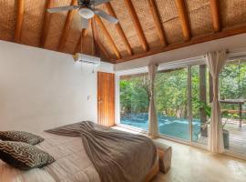 Luxury Jungle Suite with Private Jacuzzi & Cenote Pool View, ξενοδοχείο σε Chemuyil