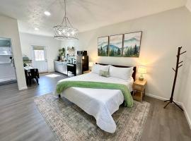 Romantic King Bed, Heart Shaped Hot Tub, Fire Pit, hotel 