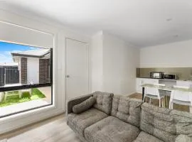 Private 2BR guesthouse, kitchen, bath, entrance