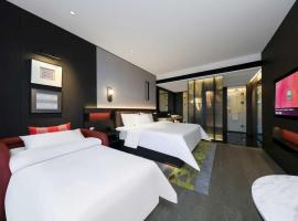 Radisson RED Jilin City:  bir otel