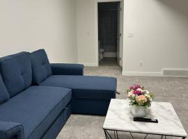 Lizzy cozy Basement suite, hotel sa Airdrie