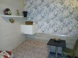 Studio Maryline de 18 m2 - Calme - Rez de chaussée sur patio Privé - Grand Canapé-Lit Clic Clac pour 2 personnes - Kitchenette - Salle de bain - 5 minutes du Métro Brochant de la ligne 13,Bus 54,74 et 31 vers sites touristiques