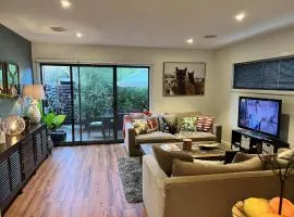 Spacious 2-Bed Townhouse Near Torquay Beach
