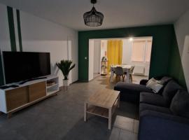 Maison 3 chambres avec jardin- jusqu'à 8 voyageurs, hotell i Feignies