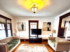 Cozy 3 Bedroom Duplex Near Downtown, hotel v destinaci Covington