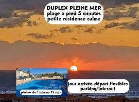 duplex pleine vue mer piscine plage a pied 5 minutes internet parking, hôtel à Fleury