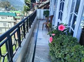 Harmony Homestay Couple & Family friendly prime location Easy access to Mall Rd -City view