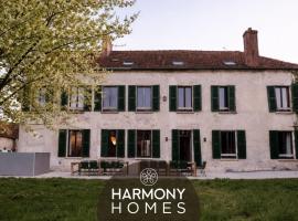 Harmony Homes Le Plessis-Placy - Near Disneyland Pool & Games Room, отель в городе Le Plessis-Placy