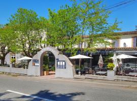 Hôtel La Renaissance، فندق في ريفيل