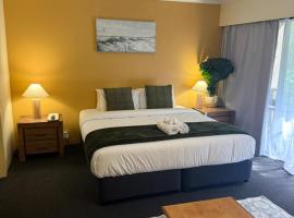 Leafy Studio Retreat near Shops Motorway Access by Custom Bnb Hosting, hotel di Brisbane